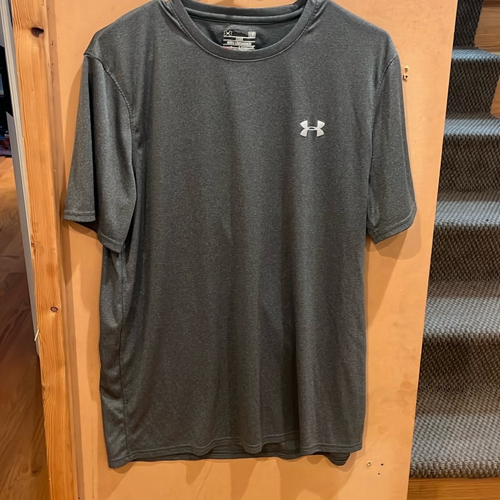 Dry fit under armour sleek t-shirt
